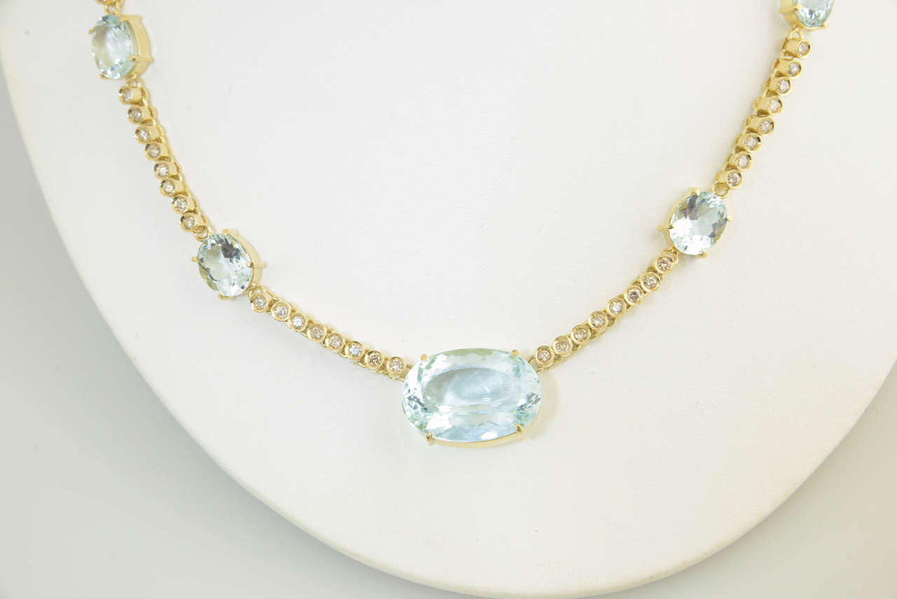 Round Cut 20th Century Aquamarine Diamond Yellow Gold Necklace For Sale