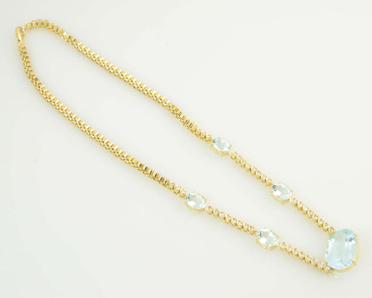 Halskette aus Gelbgold mit Aquamarin und Diamant aus dem 20. Jahrhundert im Angebot 4