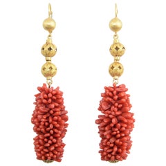 Longues boucles d'oreilles pendantes en forme de boule en or et corail du XXe siècle