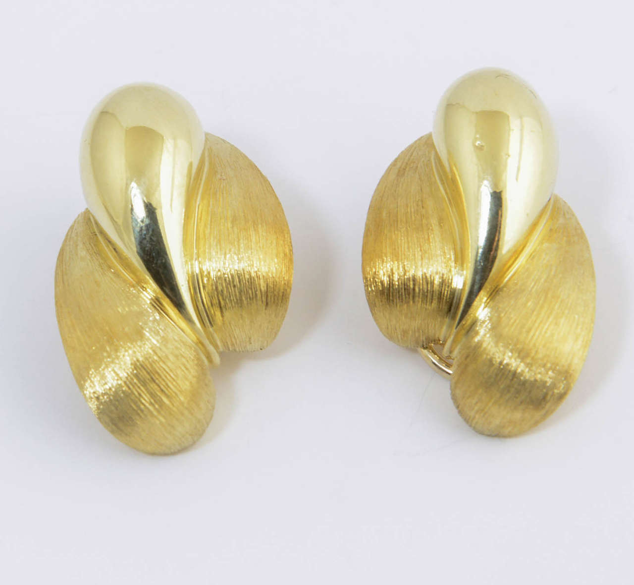 Henry Dunay Florentine and High Polish Finish Gold Earrings In Excellent Condition In Miami Beach, FL