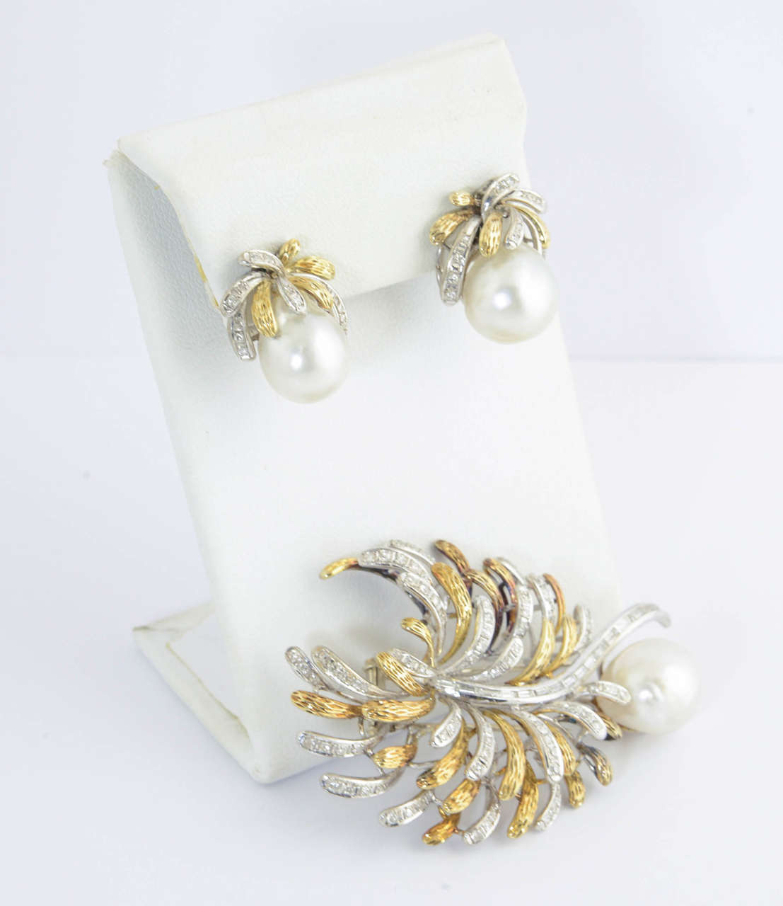 South Sea Baroque Pearl Diamond Gold Brooch and Earrings In Excellent Condition In Miami Beach, FL