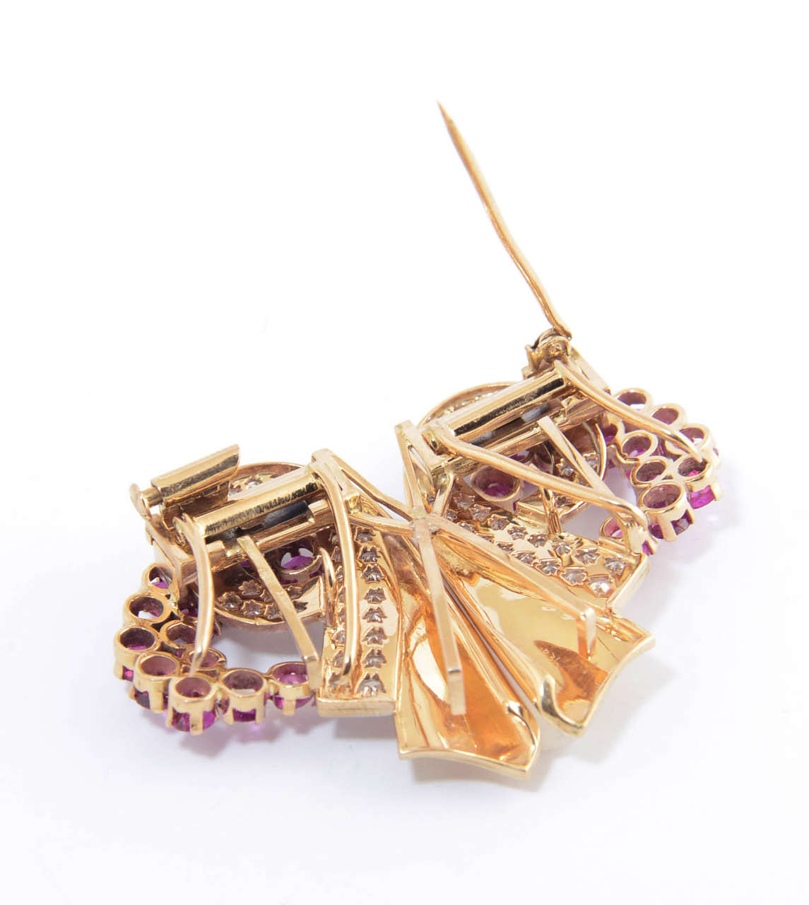 Taille ronde Broche rétro à double clips en rubis et diamants avec rubis en or rose en vente