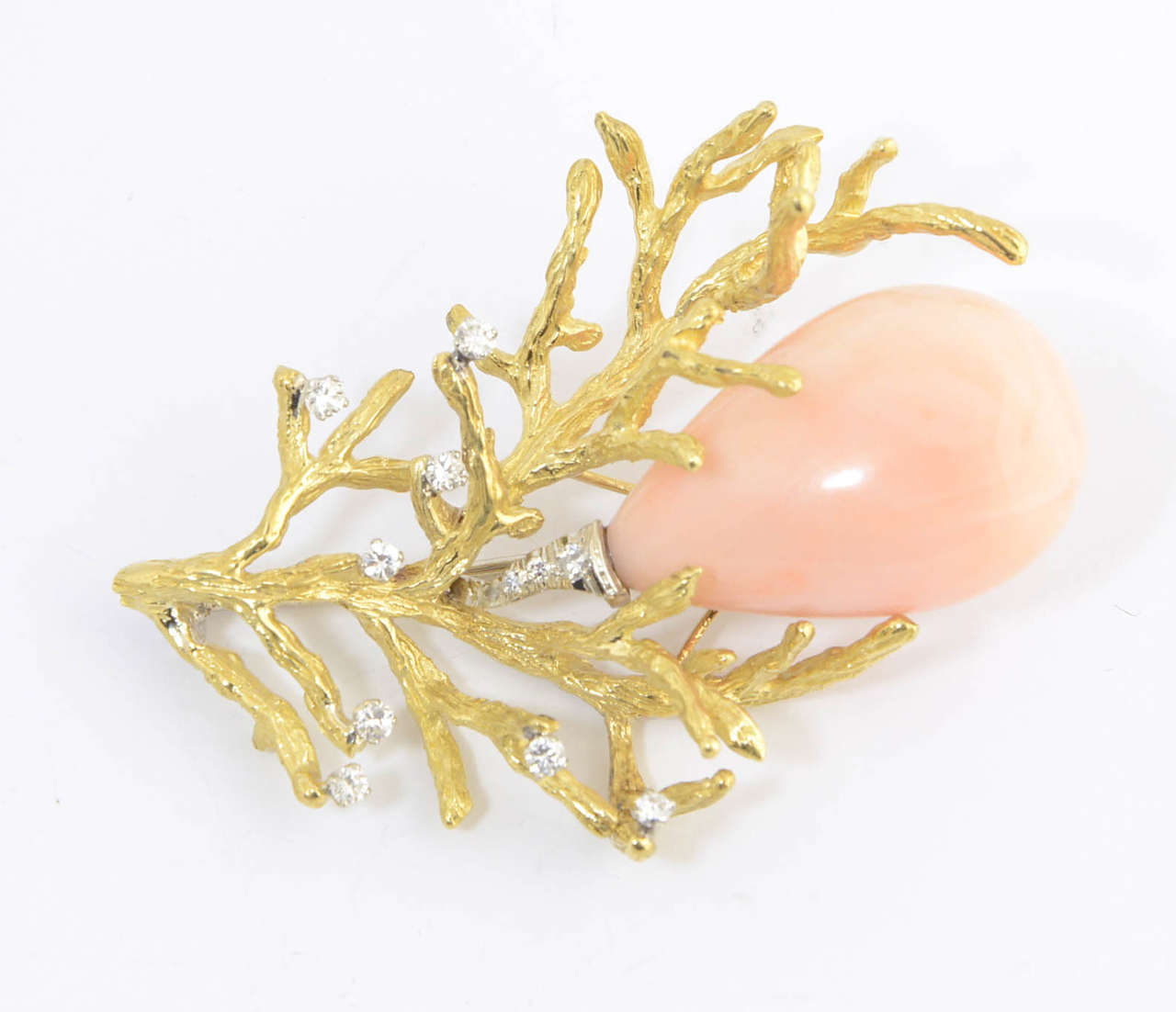 1960s Angel Skin Coral and Diamond Gold Bark Branch Brooch In Good Condition For Sale In Miami Beach, FL
