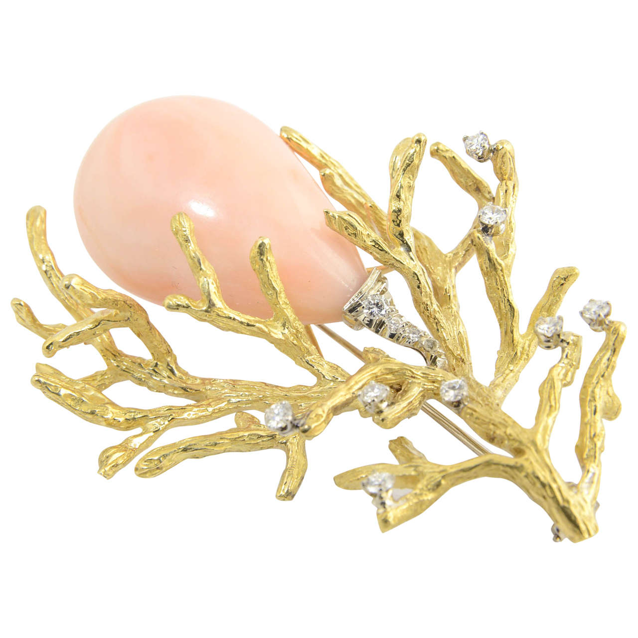 1960s Angel Skin Coral and Diamond Gold Bark Branch Brooch (Broche en forme de branche d'écorce)