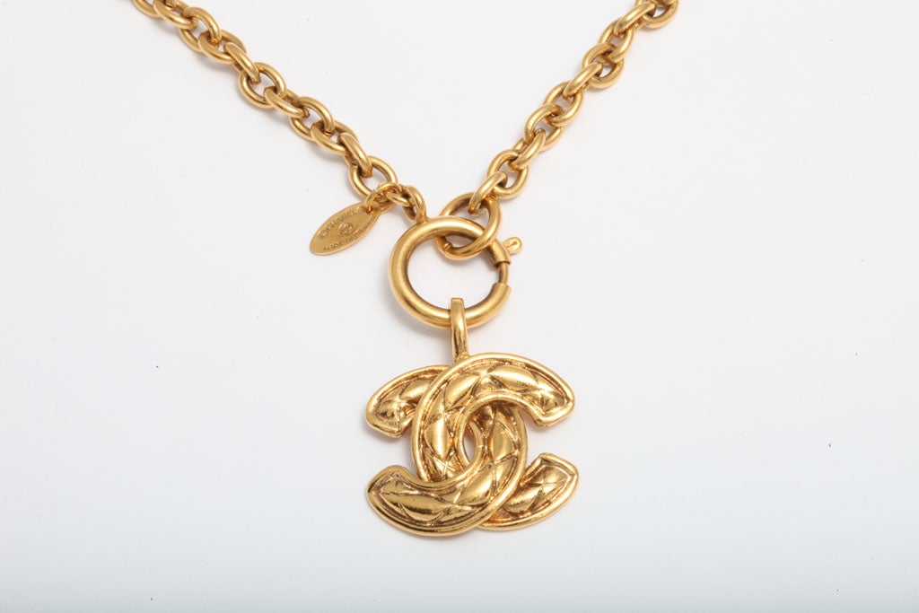 Iconic quilted CC motif necklace.

Chain length 22 inches.