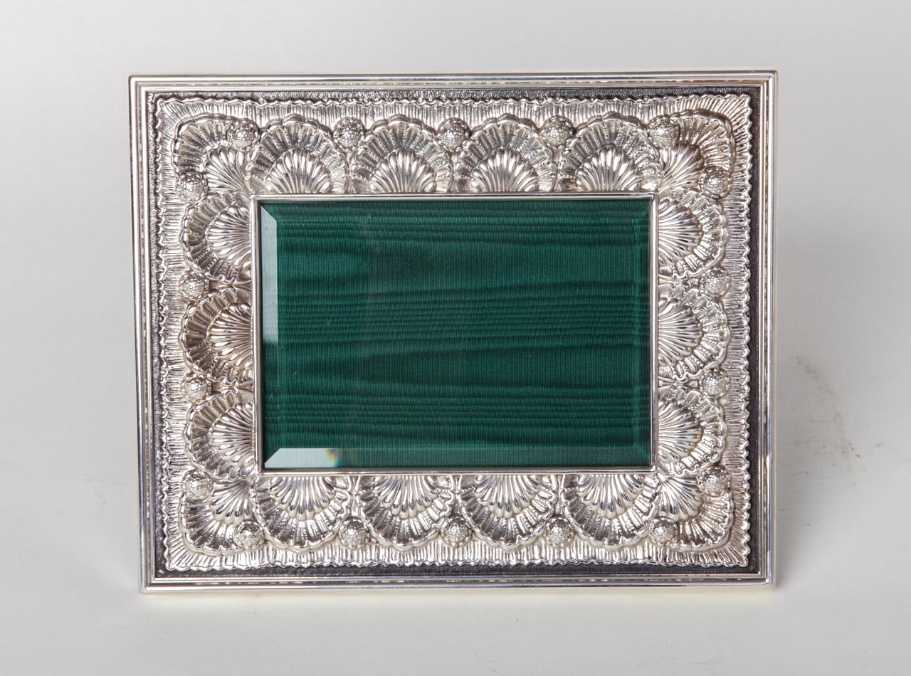 The Buccellati frame presents a shell decoration mounted on green lether with back screw decorated as flower
Fully signed by Buccellati Italy