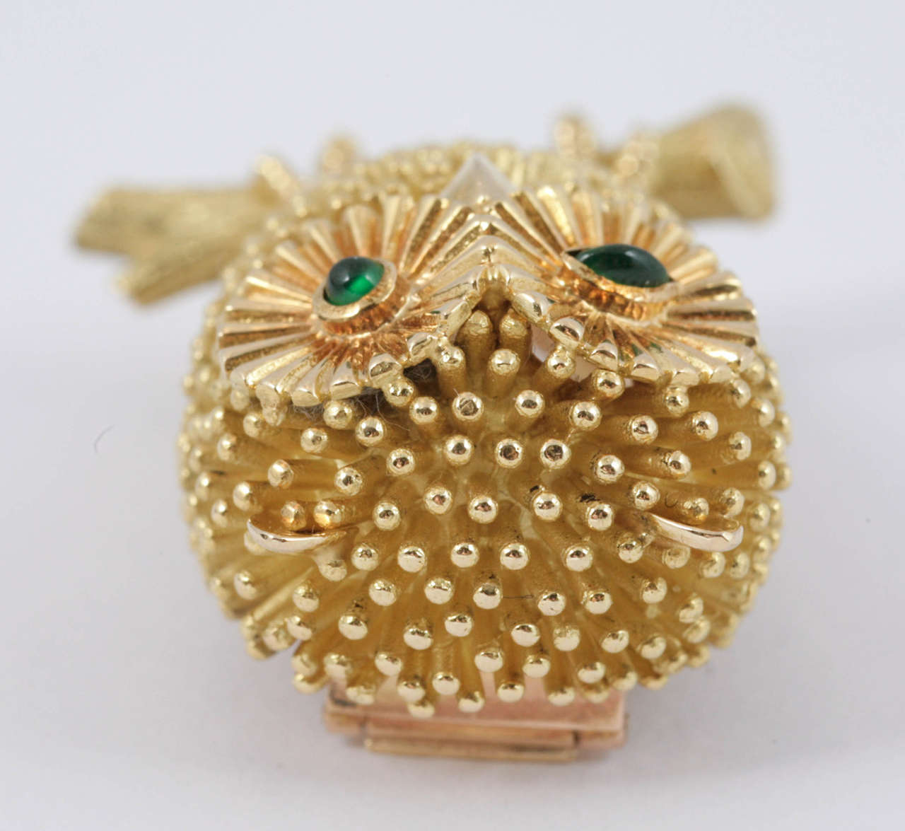 Gold Owl Clip with Emerald Eyes In Excellent Condition For Sale In London, GB
