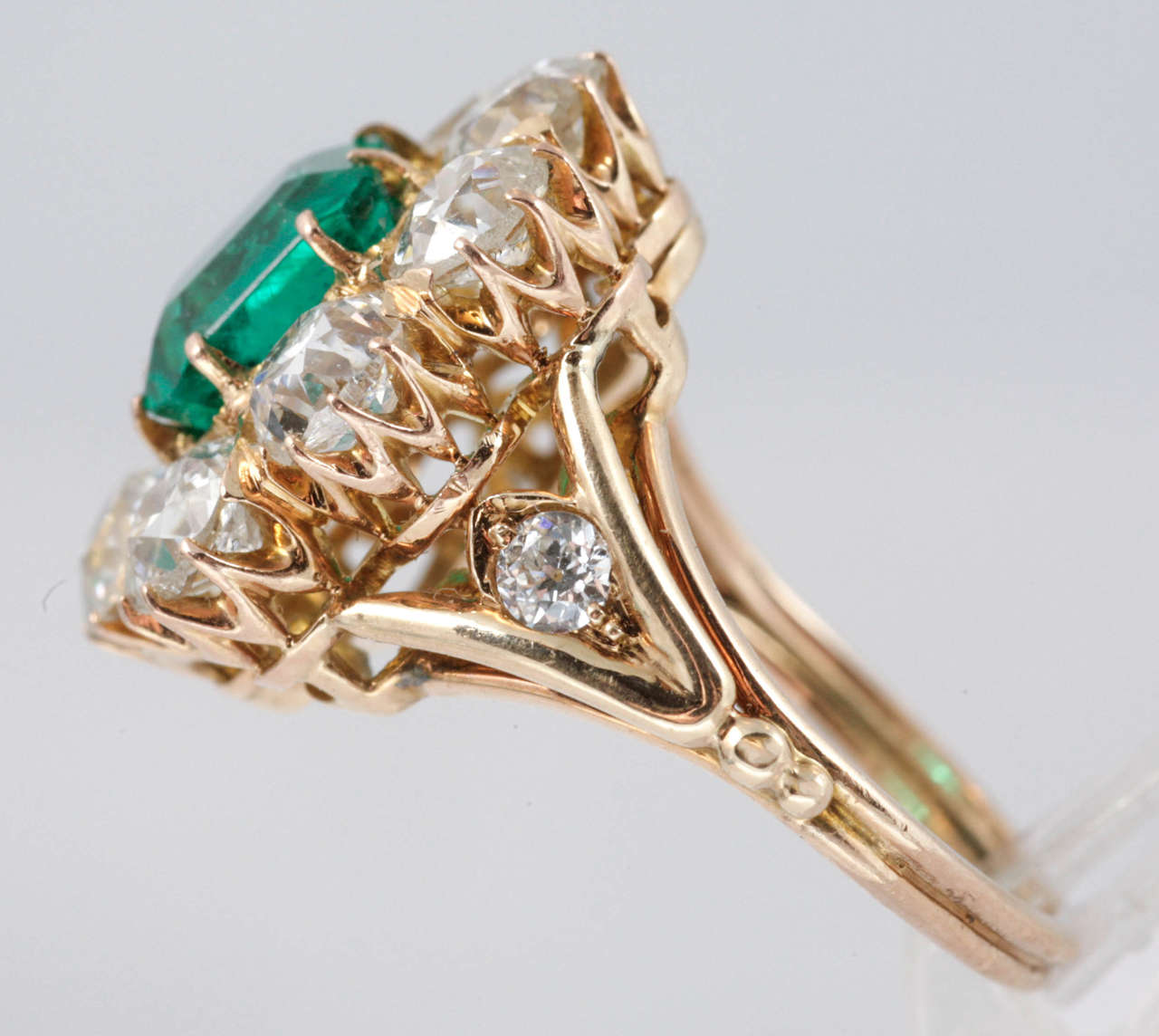 Late Victorian Emerald and Diamond cluster ring In Excellent Condition For Sale In London, GB