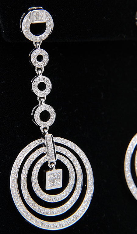 Diamond Dangling Circle White Gold Drop Earrings In Excellent Condition For Sale In Miami Beach, FL