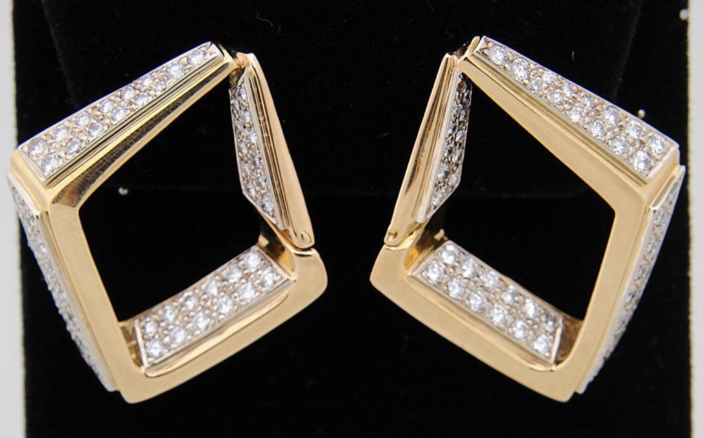 Impressive geometric diamond earrings made of 18k gold. They look very cubic in style.