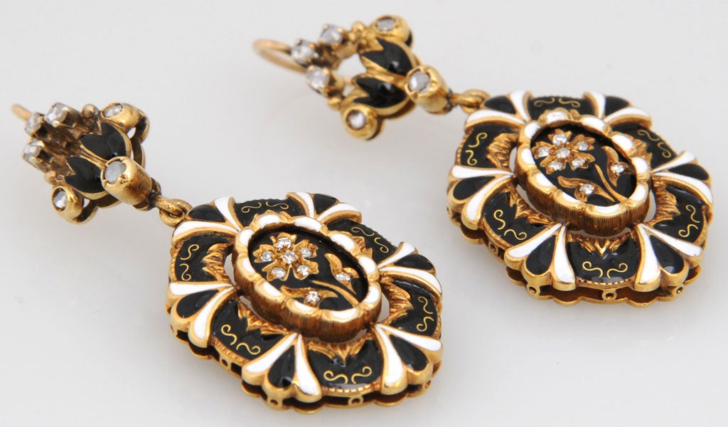 1950s Victorian Revival Enamel Diamond Gold Dangle Earrings In Good Condition In Miami Beach, FL