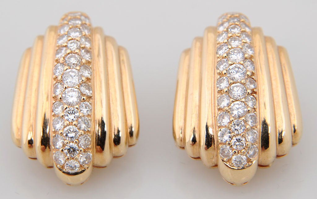 Round Cut 1970s Graduating Fluted Gold Earring with Pave Diamond Centre