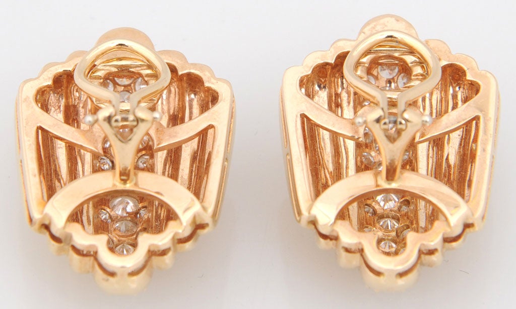 1970s Graduating Fluted Gold Earring with Pave Diamond Centre In Excellent Condition In Miami Beach, FL