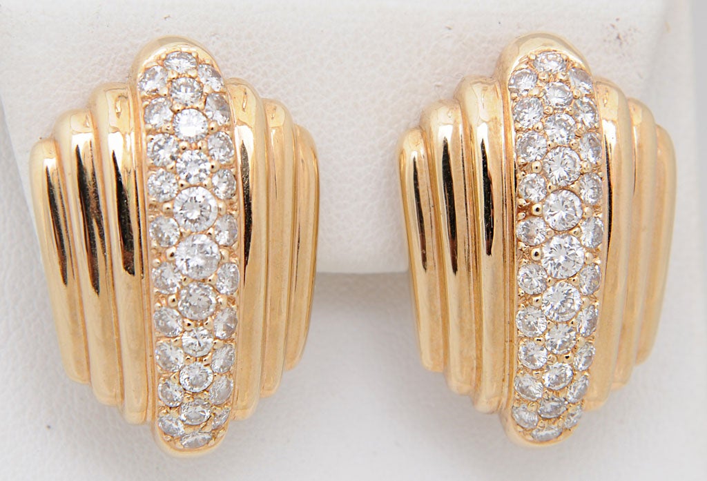 Women's 1970s Graduating Fluted Gold Earring with Pave Diamond Centre