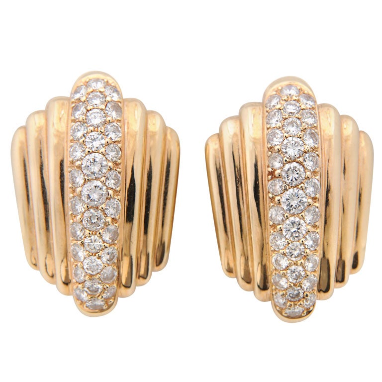 1970s Graduating Fluted Gold Earring with Pave Diamond Centre