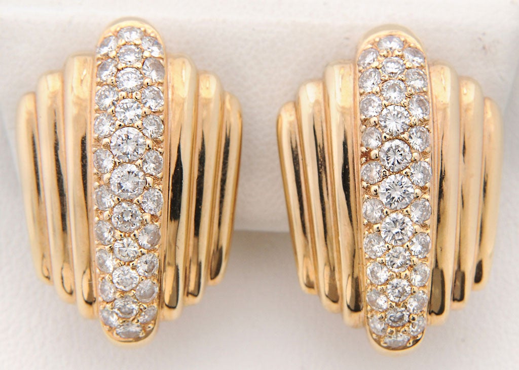 1970s Graduating Fluted Gold Earring with Pave Diamond Centre For Sale at 1stDibs