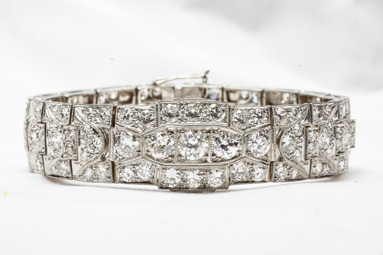 A stunning platinum Art Deco flexible bracelet of open work geometric design, set with 161 intermediate brilliant cut diamonds, with a total weight of ca. 10.78 ct, length circa 20 cm.