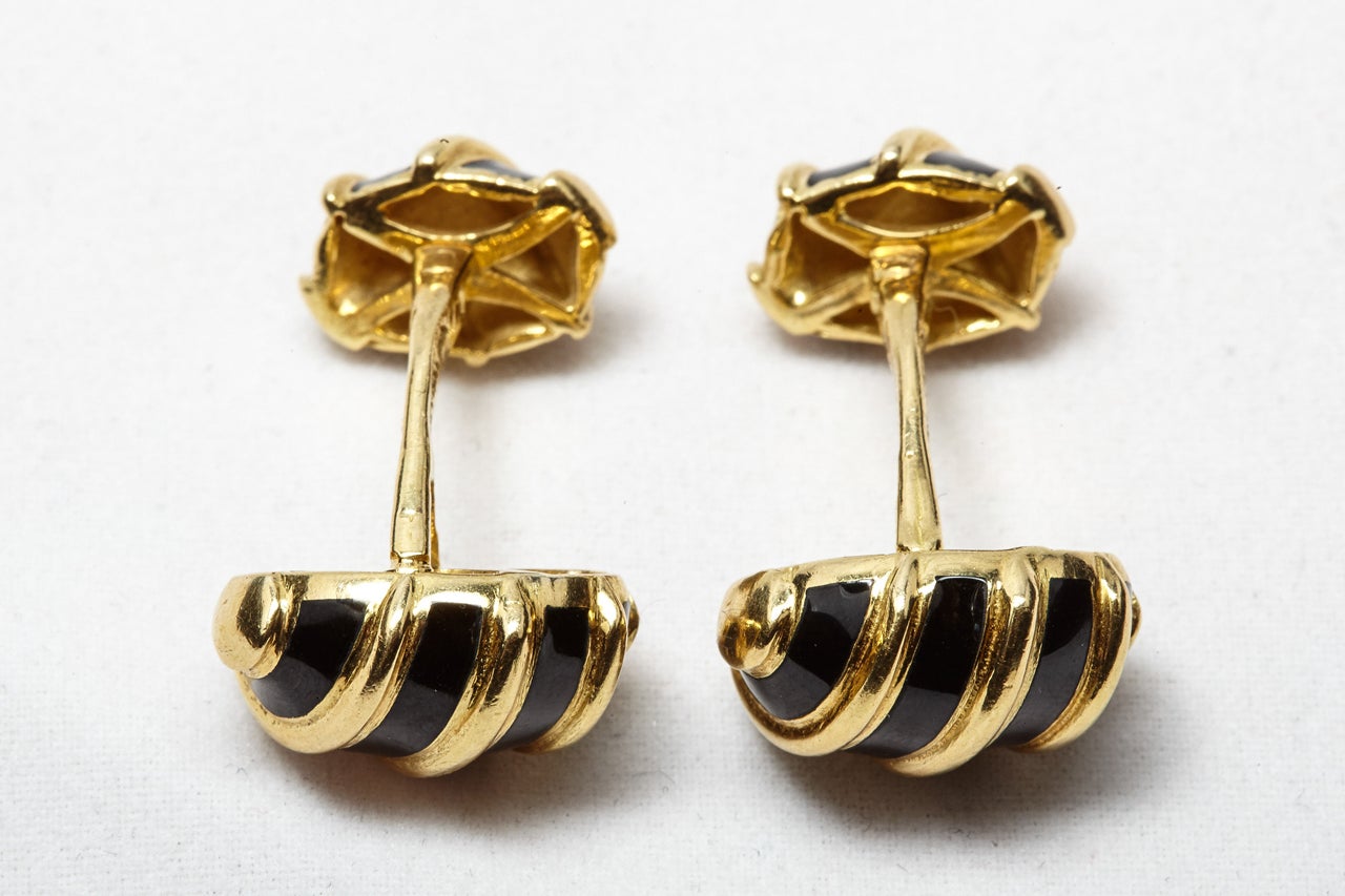A pair of fine gents cufflinks,  each cufflink is designed as a gold bombé scroll, joined by a gold bar to the link. Made in 18k gold and signed Schlumberger and Tiffany & Co. Date of manufacture 20th century.

All of our prices exclude VAT.