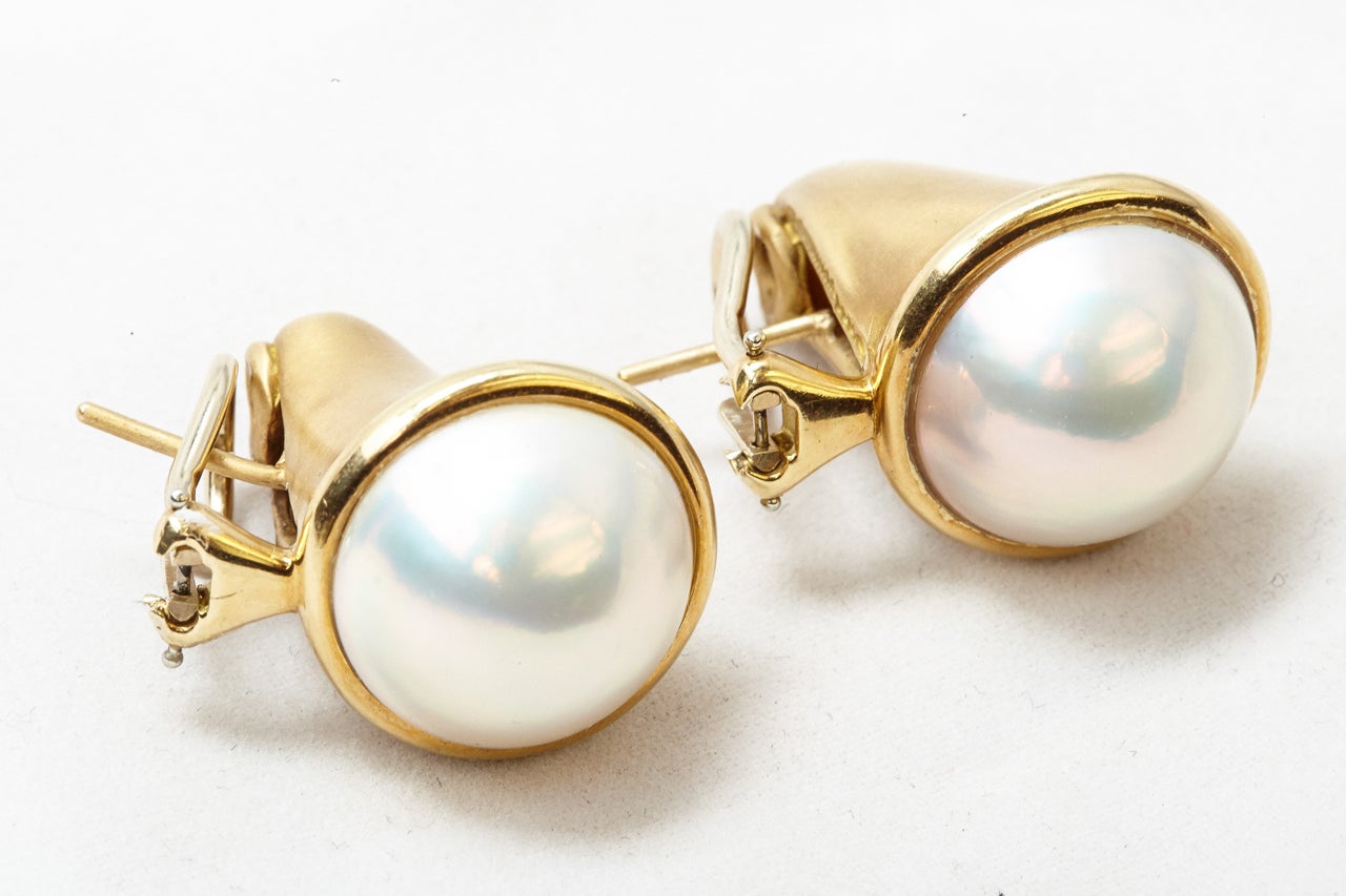 A pair of earclips with mabé pearl by Angela Cummings. In Excellent Condition For Sale In Amsterdam, NL