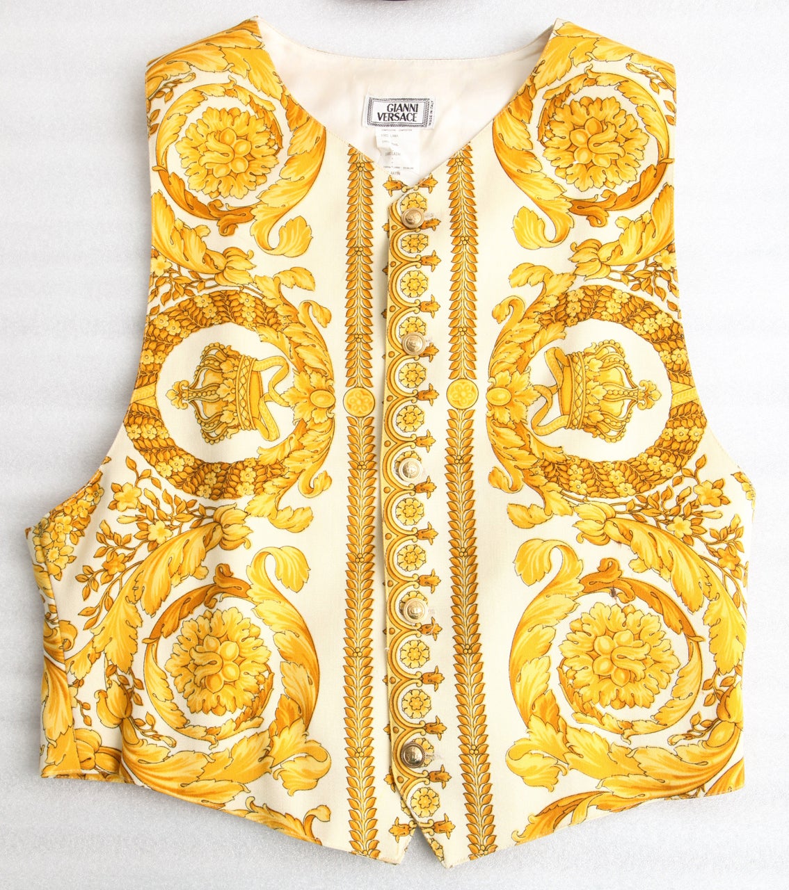 Extremely rare Gianni Versace Men's Vest in Baroque Print with iconic Medusa buttons.

Armpit to armpit 18 inches
Length 19 inches