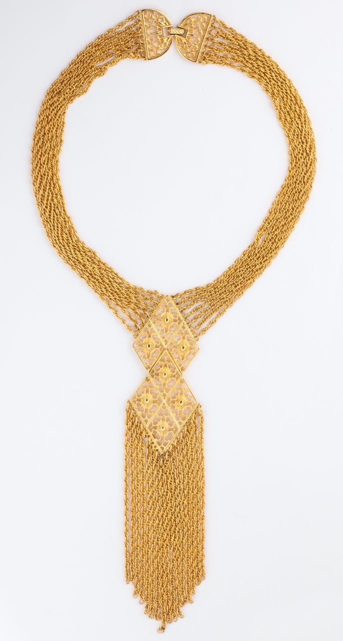 Sette fili di catena fine con una decorazione a forma di doppio diamante e 17 fili pendenti. Catena lunga 17