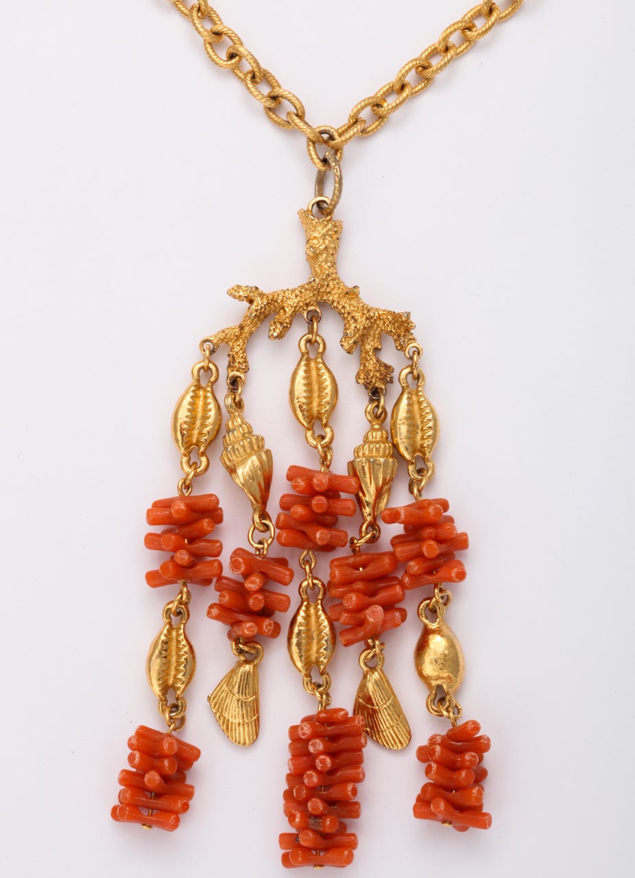 Coral and Shell Pendant Necklace In Excellent Condition For Sale In Stamford, CT