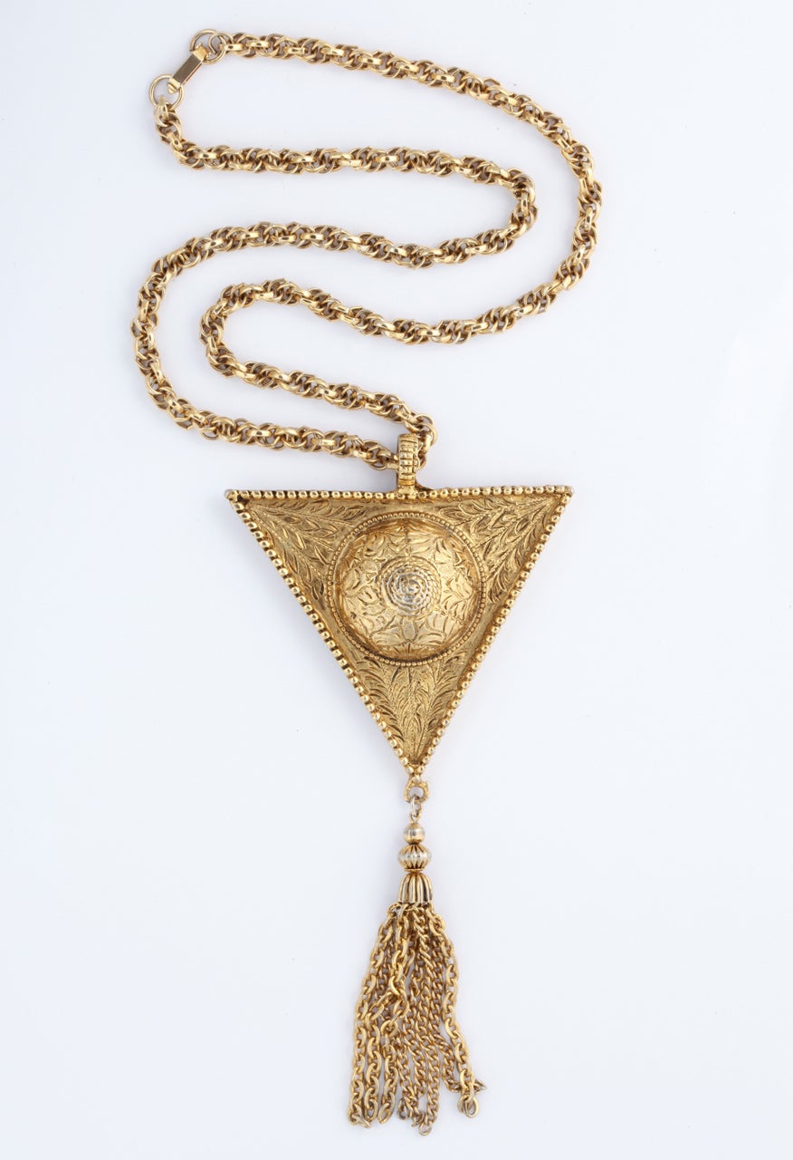 1960's goldtone triangular, tasseled medallion pendant necklace. 23.5