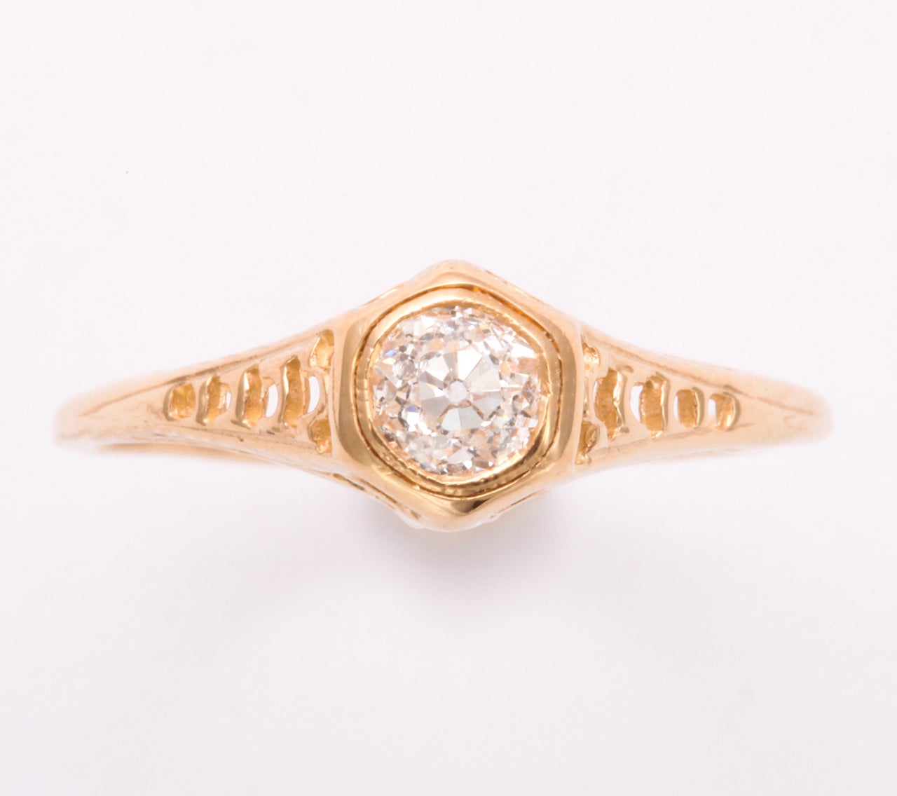 Distinctive Structure in an Art Deco Engagement Ring In Excellent Condition In Stamford, CT