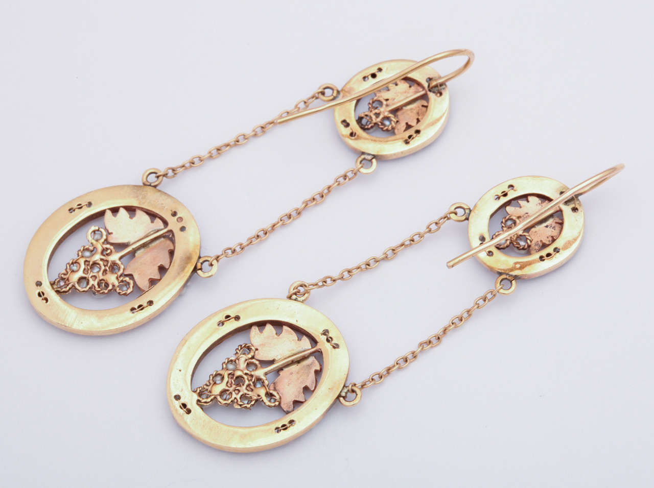 Boucles d'oreilles chandelier en or et perles naturelles de style victorien ancien en vente 1