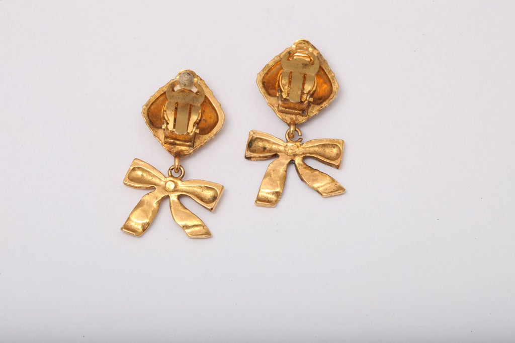 Chanel Bow Dangling Earrings In Excellent Condition For Sale In Chicago, IL