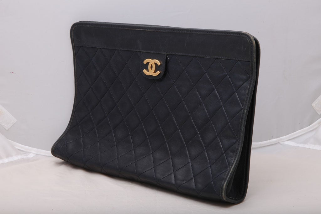 Vintage Chanel pochette matelassée, signée Chanel Paris Made in France.