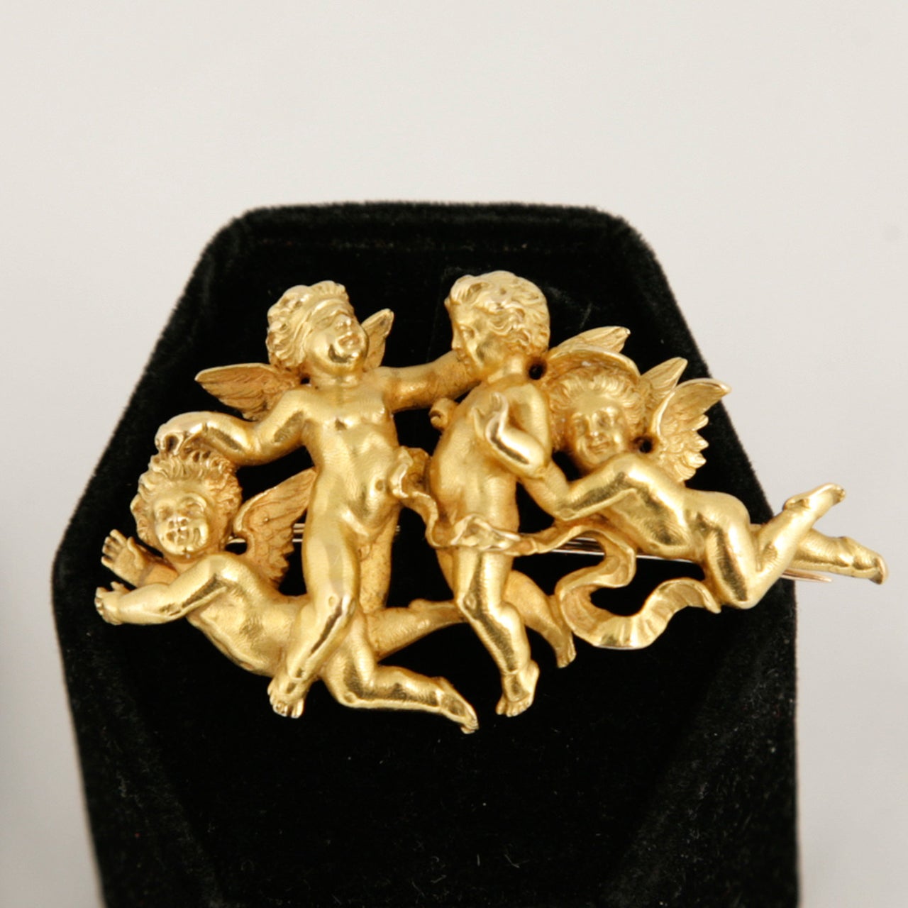 Group of Cherubs in 18 KT Gold . French control marks