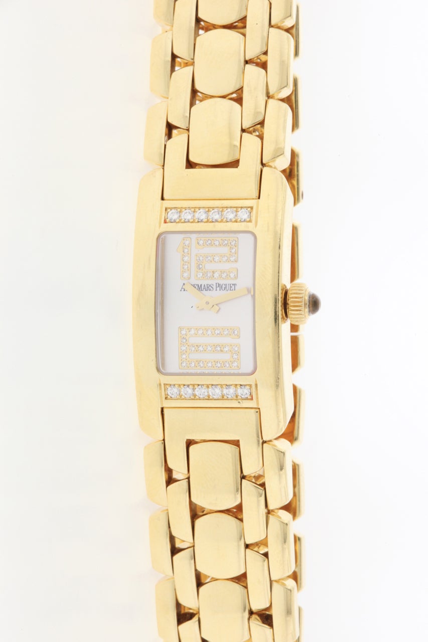 18k yellow gold lady's Audemars Piguet Promesse wristwatch, made in the 2000s, water-resistant case, quartz movement, with an 18K yellow gold Audemars Piguet link bracelet with concealed double deployant clasp. 

The 20mm x 36mm case has a flat