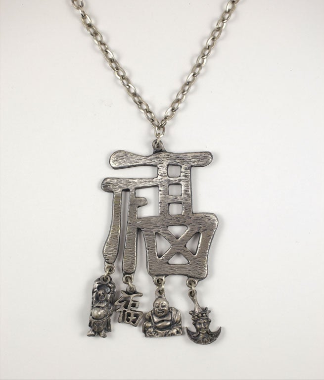 Collier pendentif caractéristique chinois en étain, bijouterie de costume Bon état - En vente à Stamford, CT