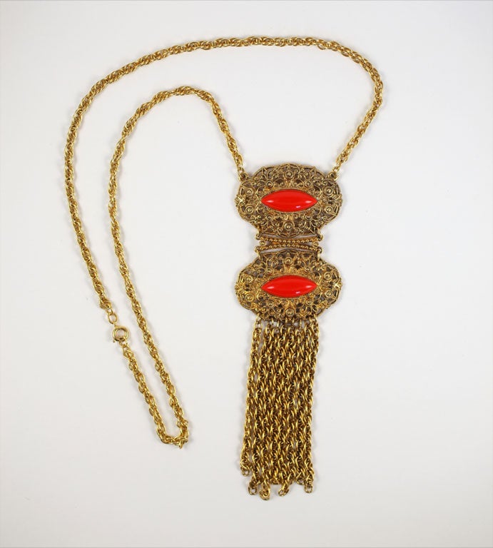Halskette mit Goldfarbenem filigranem Korallen-Anhänger, Kostümschmuck Damen im Angebot