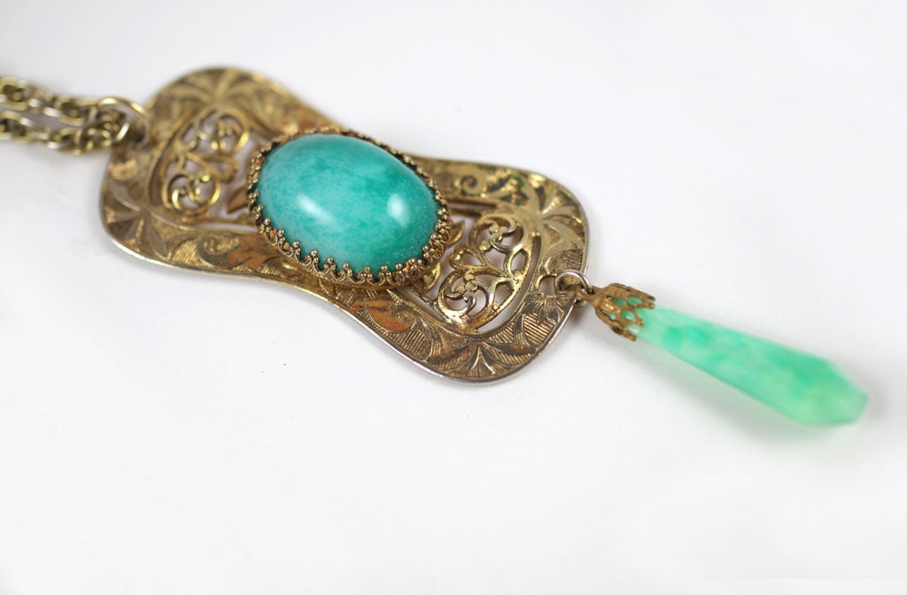 Collier pendentif en filigrane d'or et faux jade, bijou de costume Pour femmes en vente