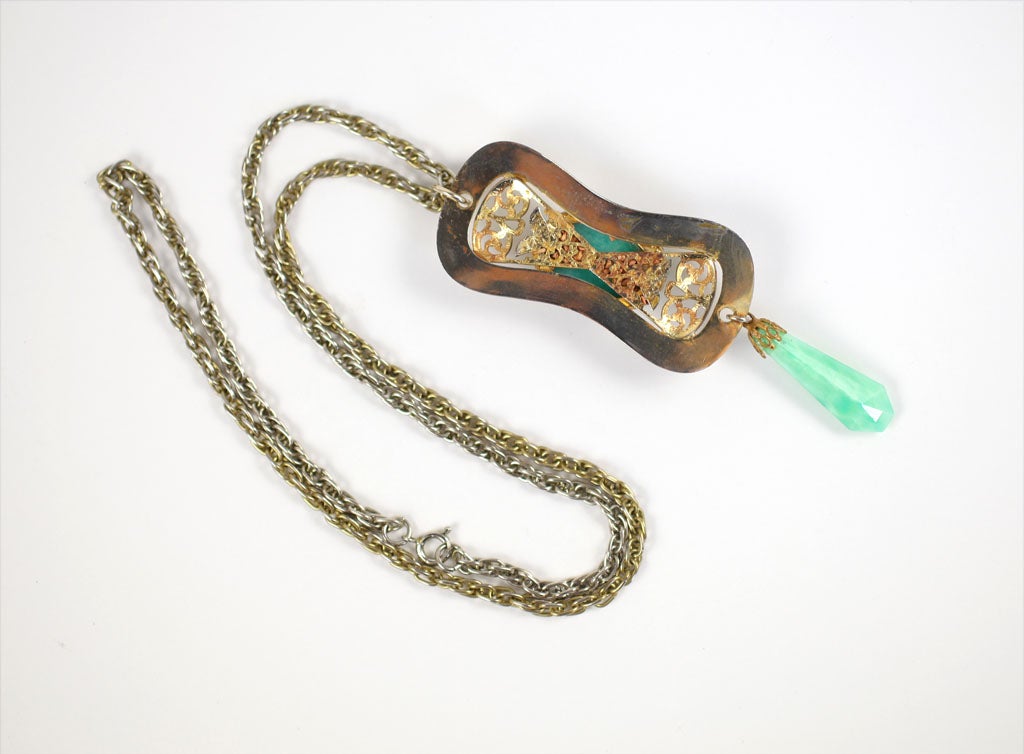 Collier pendentif en filigrane d'or et faux jade, bijou de costume en vente 2