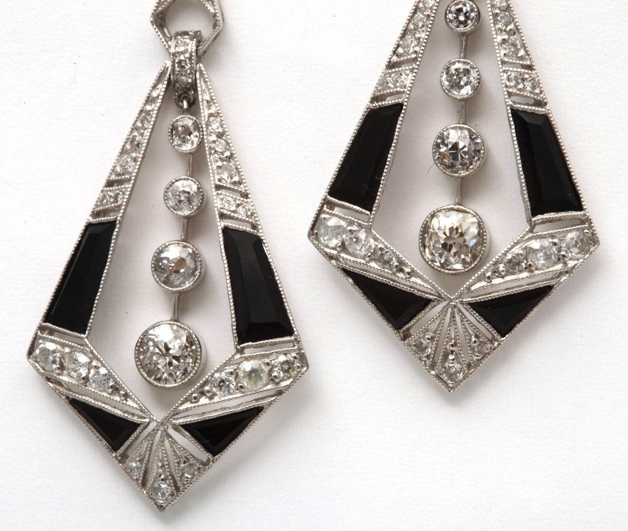 Art Deco Onyx And Diamond Drop Earrings In Excellent Condition In New York, NY