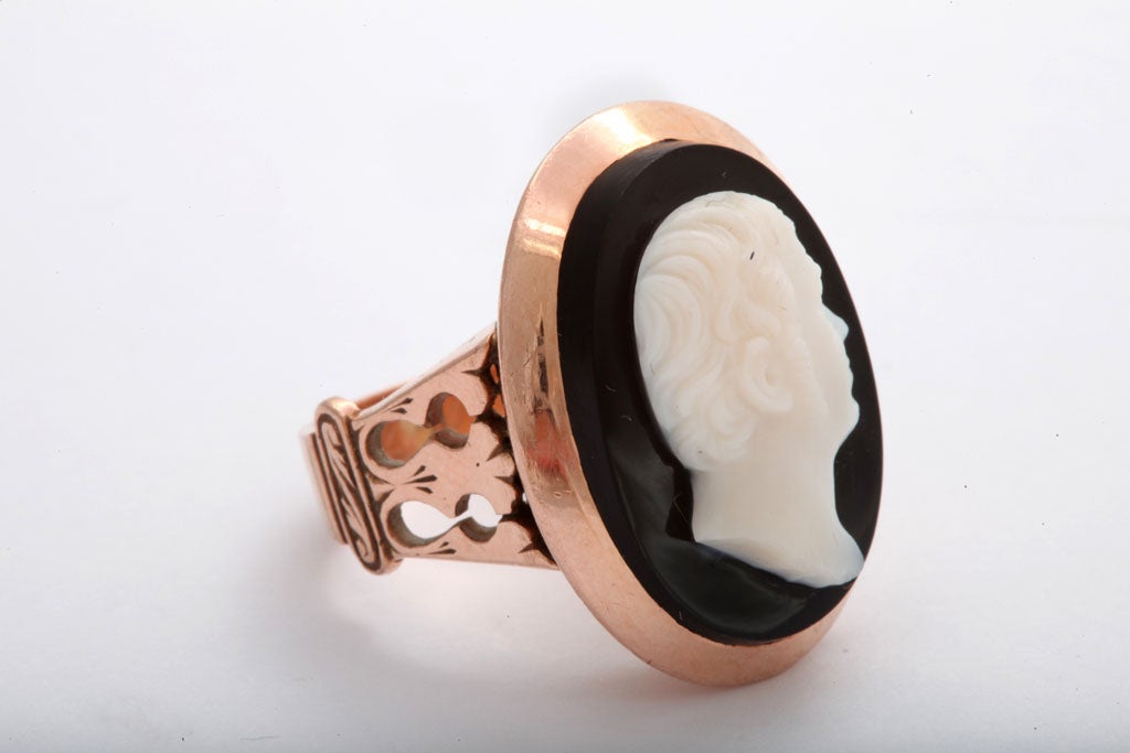 Poetry in Stone, an Antique Italian Cameo In Excellent Condition For Sale In Stamford, CT