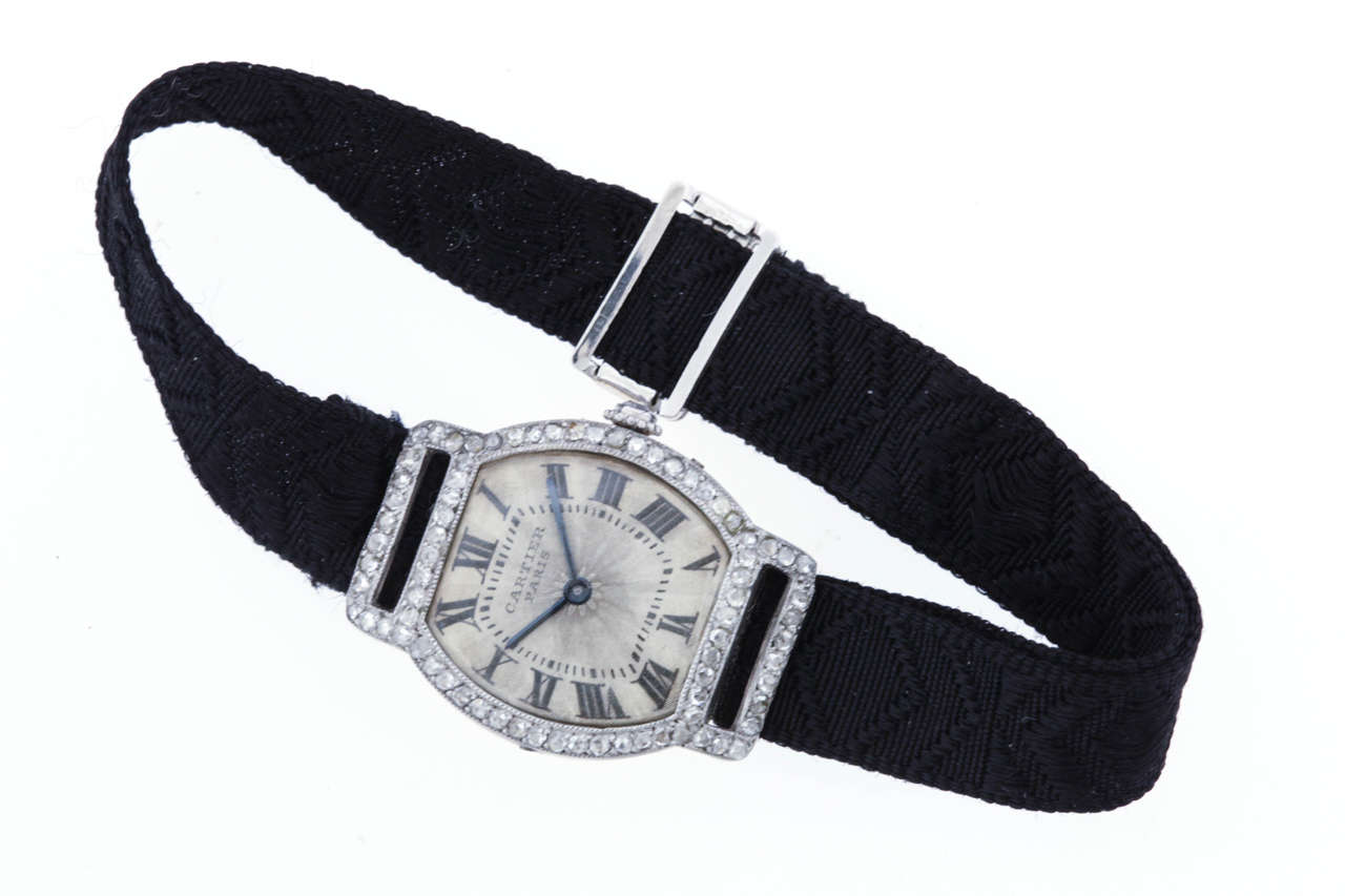 Cartier Platin, Diamant  und 18K Gelbgold Art Deco Tortue Armbanduhr, um 1925. Eine äußerst seltene Armbanduhr mit Ripsband-Armband. Das 20mm x 26mm große Tonneaugehäuse hat eine  gelbgoldboden mit 4 Schrauben im Platinband. Die Lünette, die