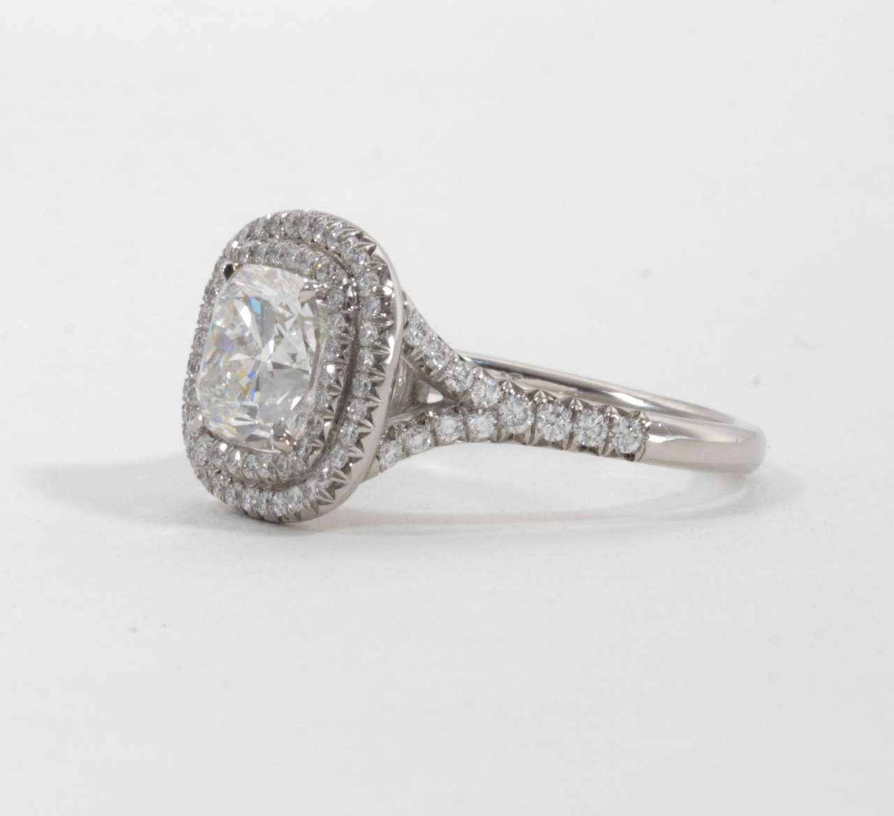 Taille coussin Bague de fiançailles en diamants à double halo de taille coussin certifiée par le GIA en vente