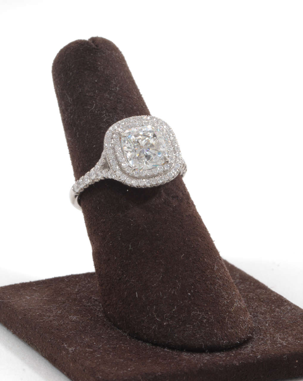 Bague de fiançailles en diamants à double halo de taille coussin certifiée par le GIA en vente 1