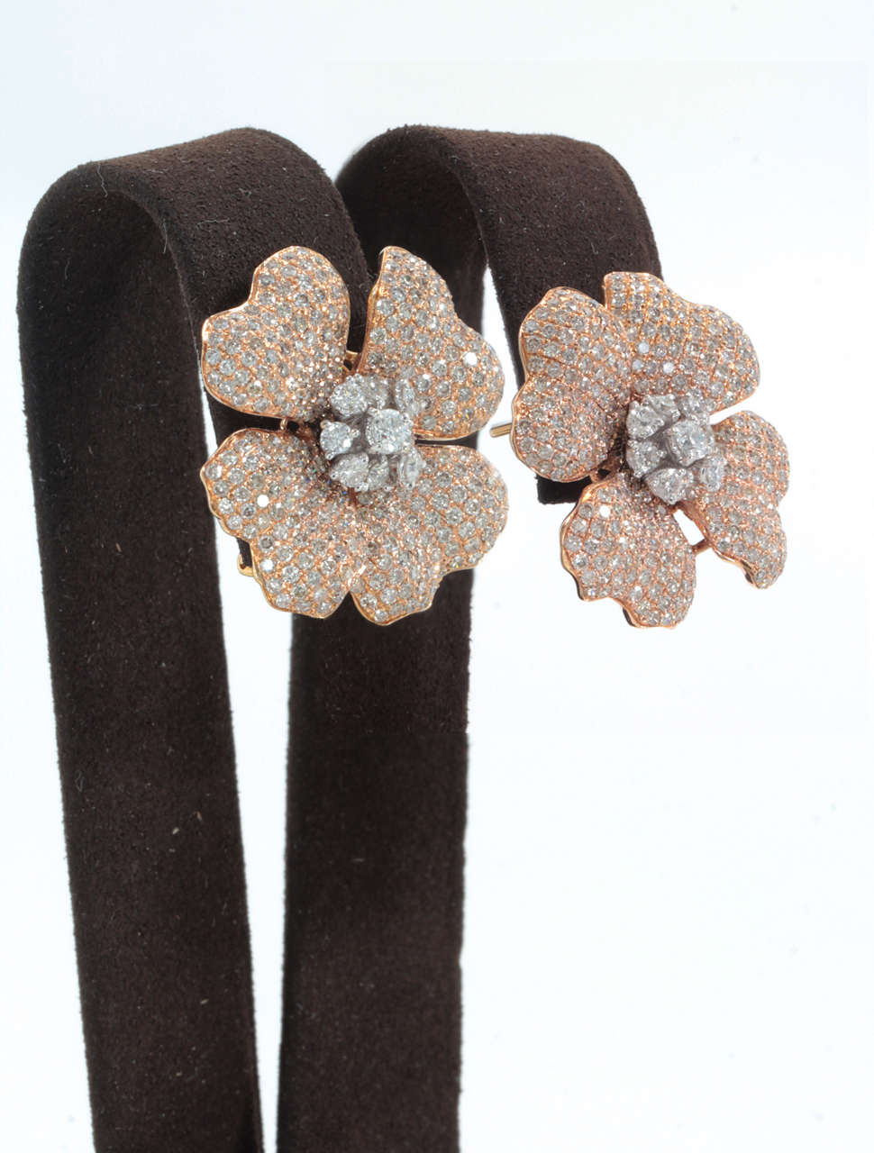 Pink and White Gold Diamond Flower Earring In Excellent Condition In New York, NY