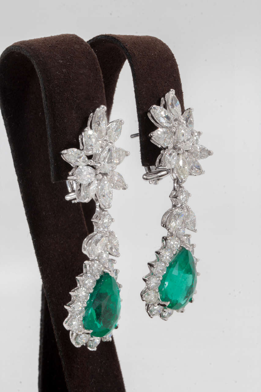 Elegant Green Emerald Diamond Platinum Cluster Drop Earrings In New Condition For Sale In New York, NY