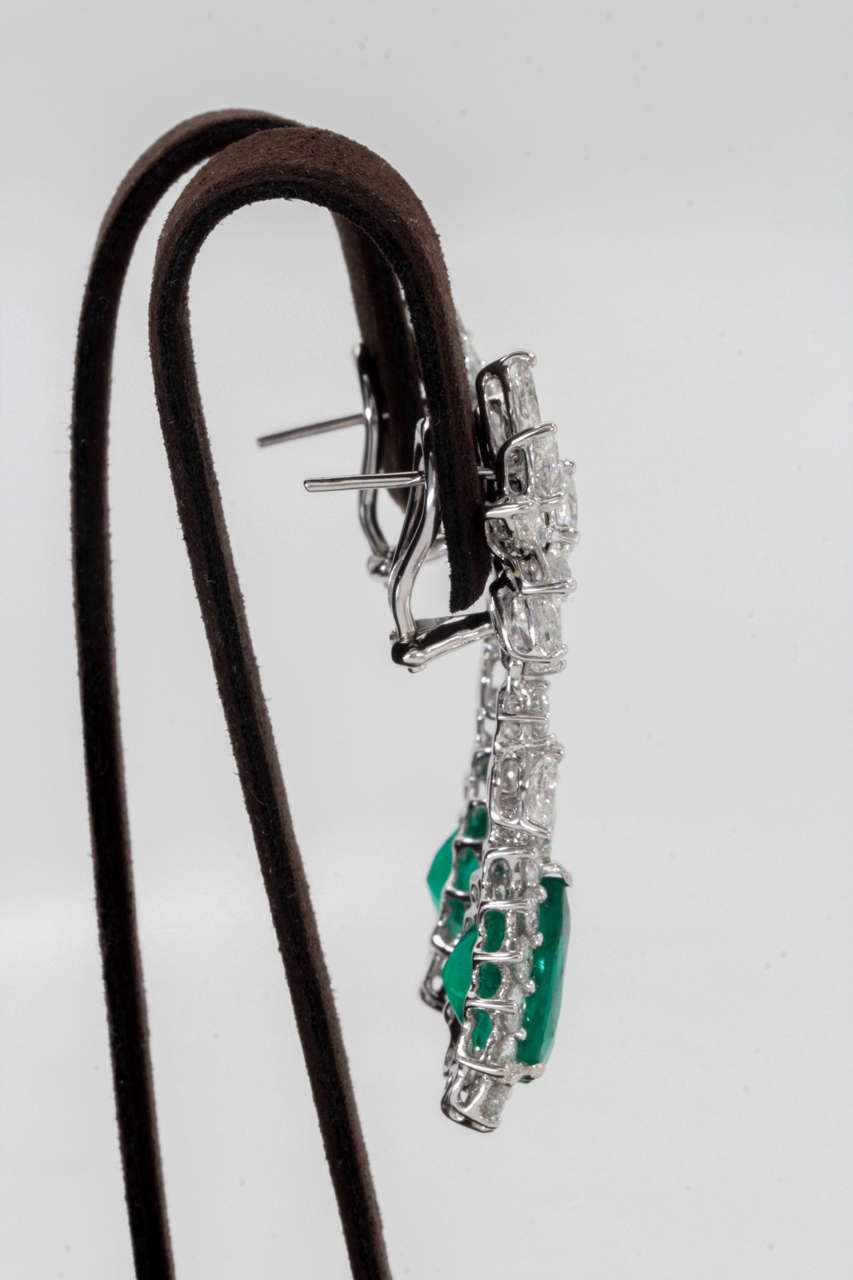 Women's Elegant Green Emerald Diamond Platinum Cluster Drop Earrings For Sale