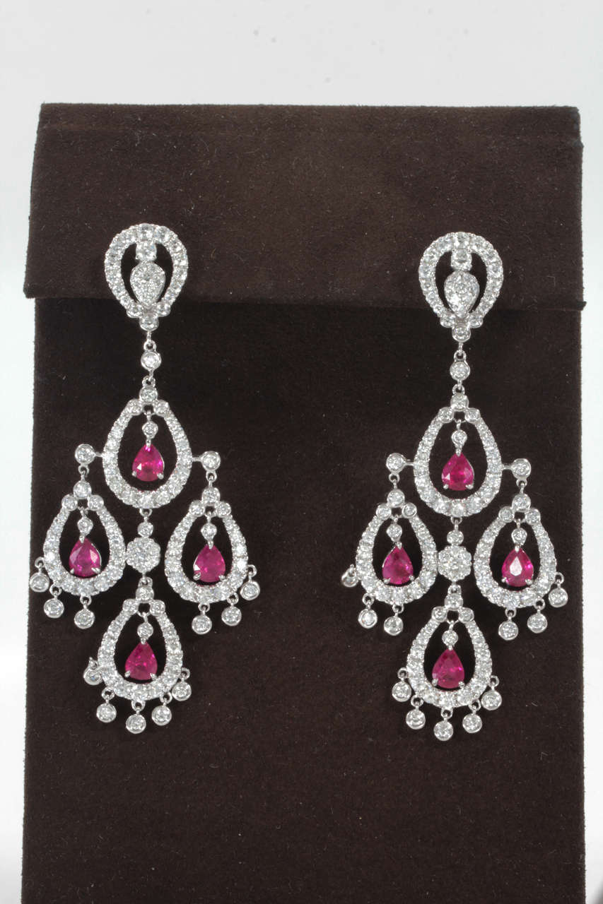 A stunning earring to add to any collection...

3.30 carats of fine pigeon blood Ruby

4.89 carats of white round brilliant cut diamonds

18k white gold