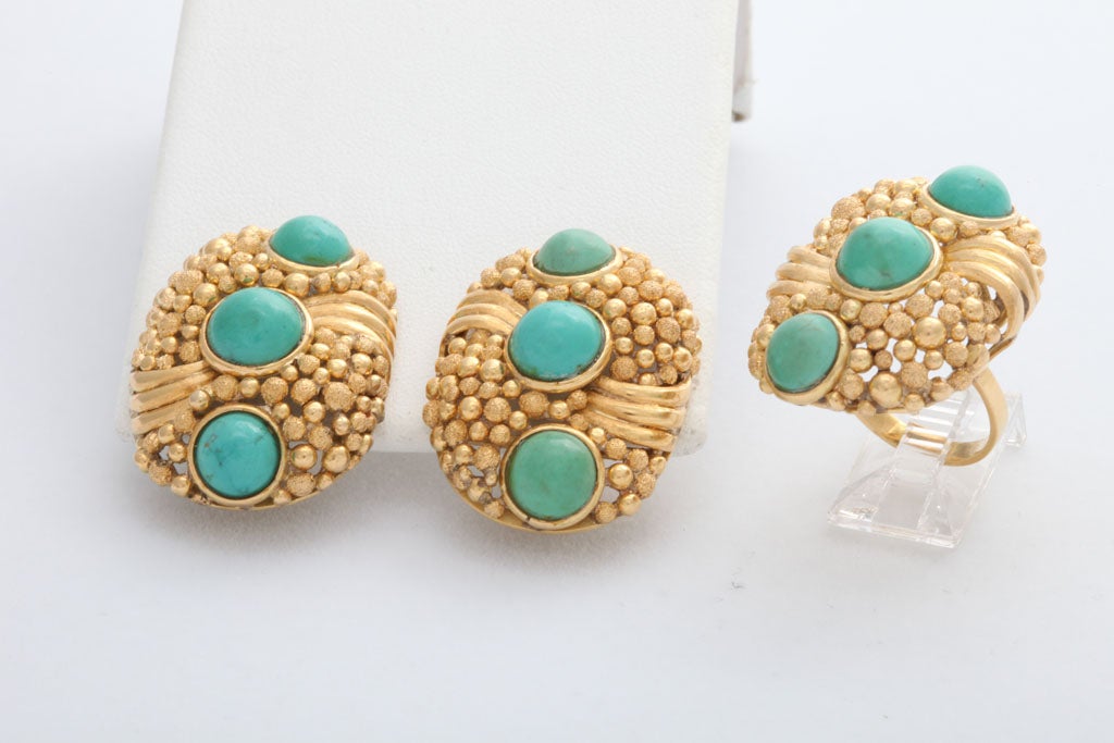 Cabochon 1970s Modern Design Textured Bubbles Turquoise Yellow Gold Ring and Earrings For Sale
