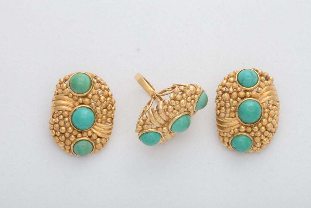 1970s Modern Design Textured Bubbles Turquoise Yellow Gold Ring and Earrings In Good Condition For Sale In Miami Beach, FL