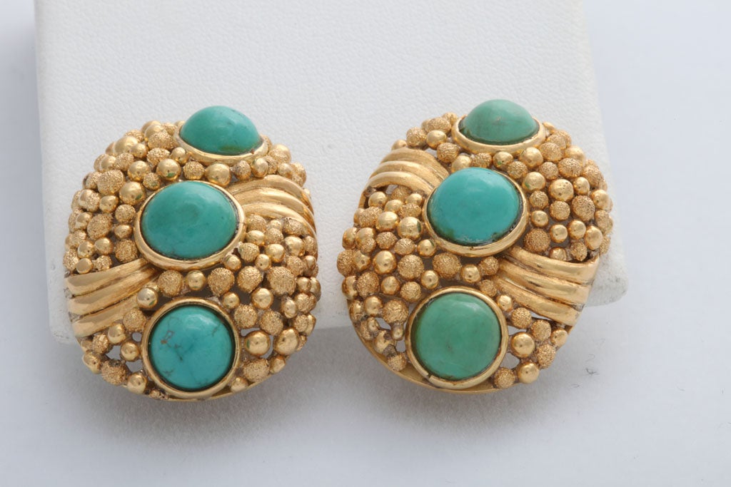 Ring und Ohrringe aus Gelbgold mit strukturierten Türkis-Blumen, 1970er Jahre Modernes Design Damen im Angebot