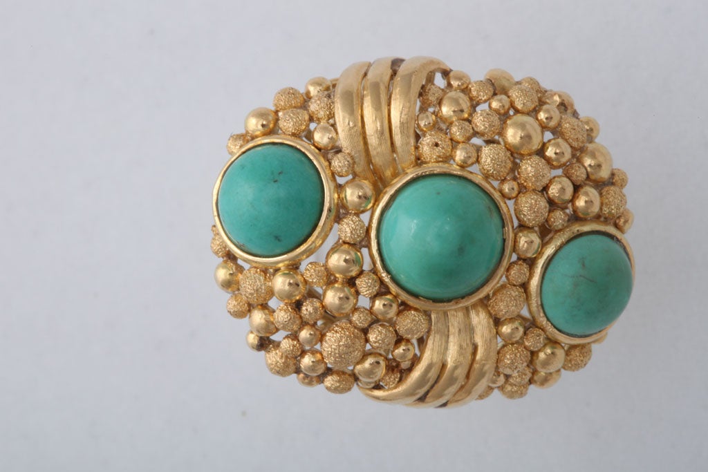 1970s Modern Design Textured Bubbles Turquoise Yellow Gold Ring and Earrings For Sale 3